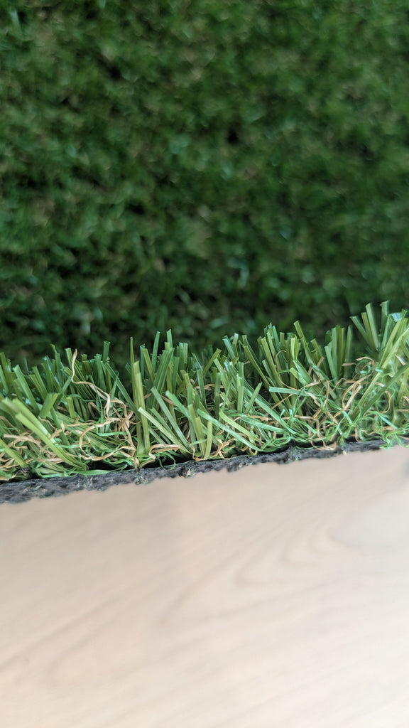 Césped Artificial CUBRA 28 mm by Naturdec – Decoración económica en exteriores. Precio metro lineal de rollo de 2 m. de ancho - C5 Coverings