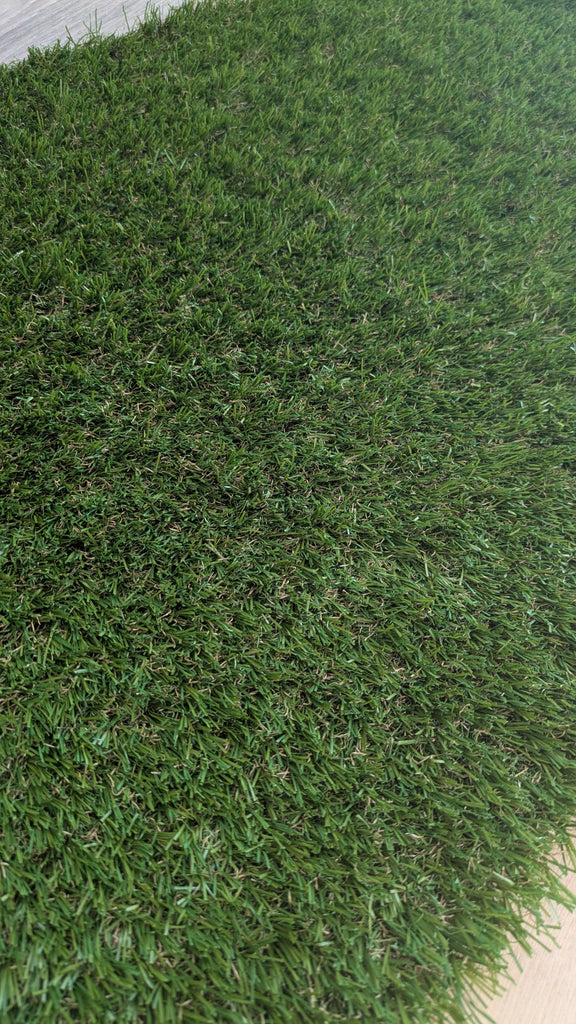 Césped Artificial CUBRA 28 mm by Naturdec – Decoración económica en exteriores. Precio metro lineal de rollo de 2 m. de ancho - C5 Coverings