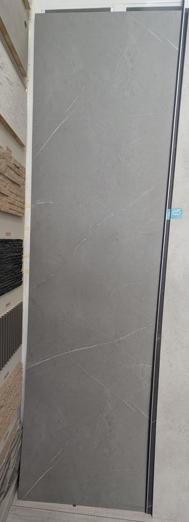 Panel SPC para paredes gran formato 2600x900x5 mm con sistema click. Modelo Marmol Gris - C5 Coverings